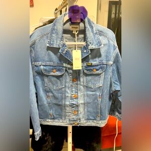B379 // NWT Wrangler Women’s Heritage Jumbo Trucker Denim Jacket (Retails $159)